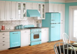 Diseño de cocina retro, muebles de cocina en color blanco y superficies en gris, electrodomésticos en color celeste