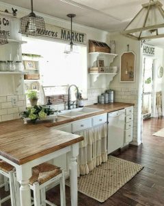 Diseño de cocina vintage, muebles de cocina en color blanco y superficies en madera