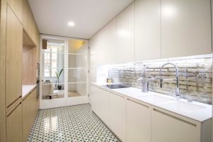 Muebles de cocina con gabinetes hasta el techo para cocinas pequeñas