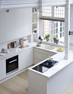 Muebles de cocina de color claro y luz natural