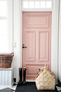 puerta de madera pintada en colores pastel
