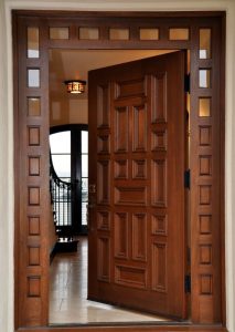 puerta de madera principal con mucho carácter