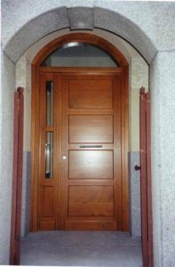 puerta principal de madera en semiarco
