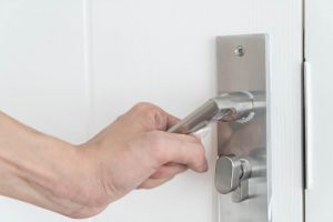 Explicación de como arreglar una puerta para que no rechine
