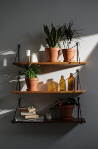 Estantes de madera para libros y plantas