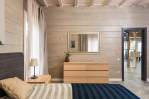 Habitación con muebles de madera