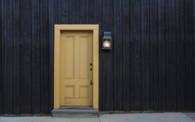 6 ideas para cambiar el tono de tus puertas de madera