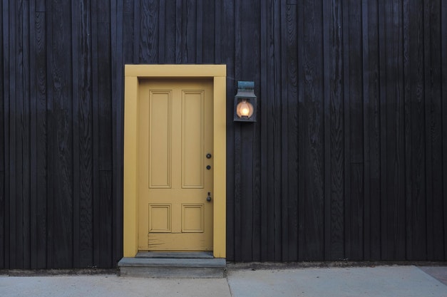 6 ideas para cambiar el tono de tus puertas de madera